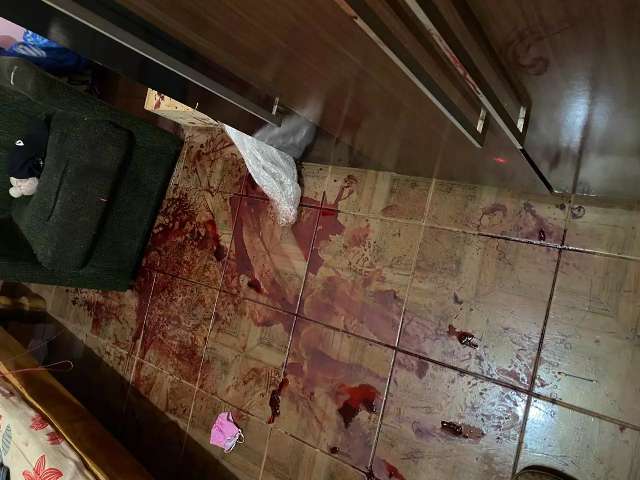 Homem &eacute; assassinado com golpes de fac&atilde;o por ex-marido de namorada