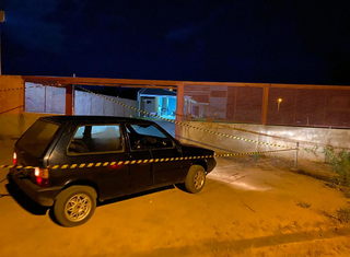 Fiat Uno, onde as vítimas estavam, foi encontrado abandonado em frente à casa do empresário  (Foto: aDireto das Ruas) 