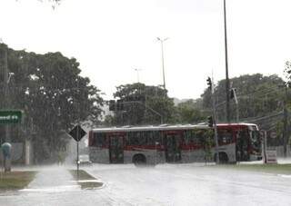 Chuva registrada na AVenida Mato Grosso, altura do Bairro São Francico (Foto: Paulo Francis)