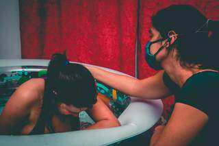 Banheira e massagens foram as grandes aliadas do trabalho de parto de Pamela (Foto: Cauê Gutierrez)