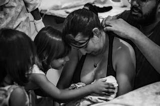 Maya sendo recebida pelas irmãs e o pai, Cauê Gutierrez. (Foto: Heulym Ribeiro)