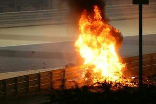 Carro do piloto francês Romain Grosjean, da equipe Haas, pega fogo após bater contra o muro de proteção no GP do Bahrein (Foto: Yahoo Esportes)