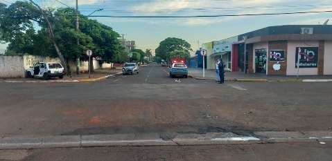 Condutor morre ap&oacute;s ser arremessado em acidente com dois carros