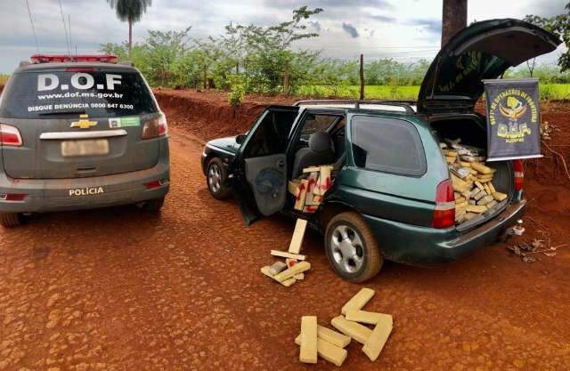 Motorista &eacute; preso com Ford Escort carregado de maconha na MS-162