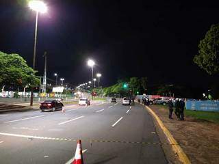 Trecho de aproximadamente 50 metros de três das pistas da Costa e Silva, em frente ao portão 1 da UFMS, ficou interditado por cerca de 2 horas. (Foto: Adriano Fernandes)