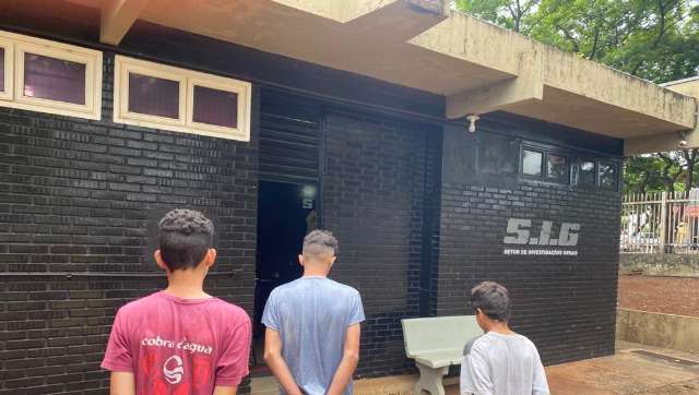 Pol&iacute;cia recupera carro, TV e notebook levados de empresa por trio de assaltantes