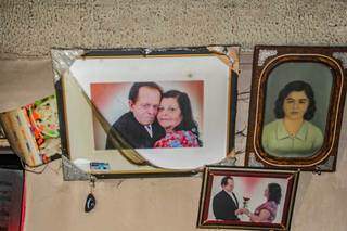 Fotos de Dulci e o marido na parede da sala. (Foto: Silas Lima)
