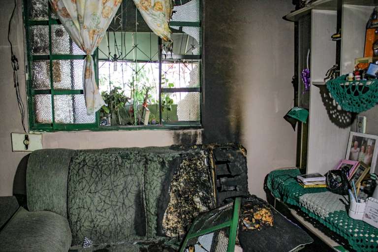 Parte da sala também foi incendiada. (Foto: Silas Lima)
