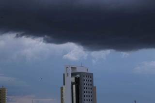 O tempo mudou e nuvens carregadas encobriram o céu da Capital (Foto: Kísie Ainoã)