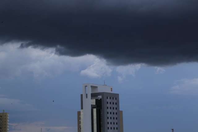 Nuvens carregadas encobrem c&eacute;u da Capital e ventos fortes antecipam chuva