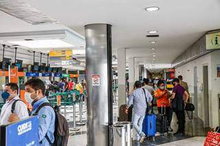 Aeroportos e companhias aéreas se adaptaram à pandemia com higienização, uso de máscaras e álcool em gel, agora a novidade deve ser a vacina contra a Covid (Foto: Campo Grande News/Arquivo)