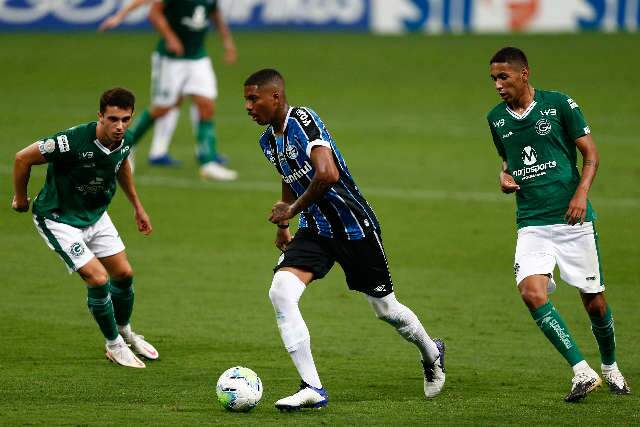 Em jogo atrasado, Gr&ecirc;mio bate o Goi&aacute;s em casa e cola nos l&iacute;deres do Brasileir&atilde;o