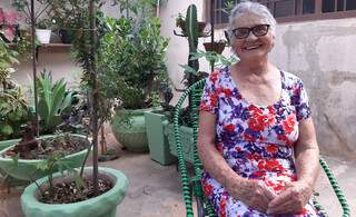 De bem com a vida, a velhinha de 78 anos conta &#34;numa boa&#34; sua história tragicômica (Foto: Raul Delvizio)
