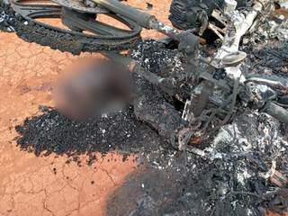 Corpo e motocicleta foram encontrados carbonizados em Aral Moreira. (Foto: Direto das Ruas)
