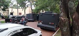 Carros da polícia paraguaia durante buscas em Pedro Juan (Foto: Direto das Ruas)