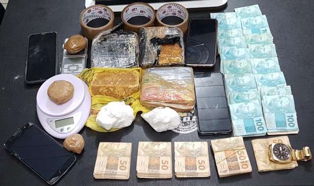  Cinco s&atilde;o presos por tr&aacute;fico de drogas e pol&iacute;cia apreende R$ 21 mil em esp&eacute;cie