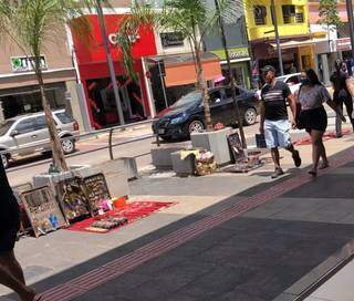 Produtos vendidos em calçado no Centro de Campo Grande(Foto: CDL)