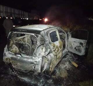 Veículo Fiat Mob pegou fogo após bater em cmainhão. (Foto: Corpo de Bombeiros)
