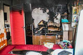 Imagem do quarto incendiado onde dona Dulci foi encontrada. (Foto: Silas Lima)