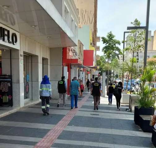 A pedido do com&eacute;rcio, Semadur retira ambulantes das cal&ccedil;adas 