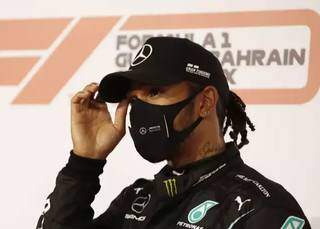 Lewis Hamilton, vencedor do GP do Bahrein, está fora da corrida deste fim de semana em Sakhir (Foto: AFP)