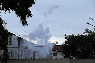 Fumaça que saia do condomínio atingido por incêndio. (Foto: Kisie Ainoã) 