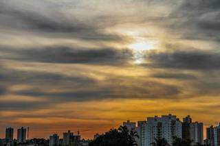 Amanhecer com céu entre nuvens na rtegião central de Campo Grande. (Foto: Marcos Maluf)