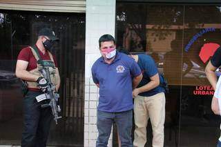 Pedro Galeano é algemado por agentes da Senad em departamento da prefeitura de Ciudad de Este, onde trabalha (Foto: Divulgação)