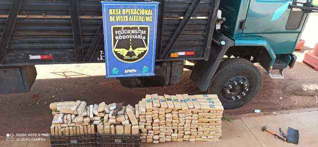 Motorista tenta fugir, mas &eacute; preso com 284 quilos de droga em tanque de caminh&atilde;o