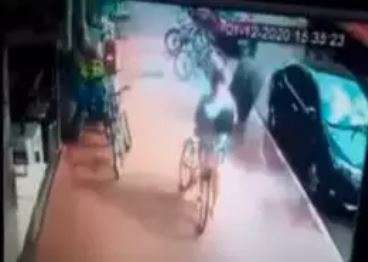 V&iacute;deo: roda de caminh&atilde;o se solta e atinge mulher na cal&ccedil;ada 