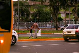 Com beb&ecirc; no colo, fam&iacute;lia de venezuelanos peregrina no tr&acirc;nsito em Campo Grande