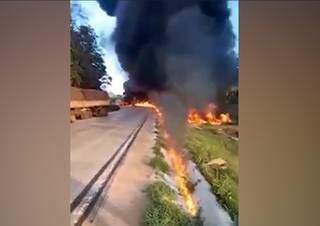 Rastro de fogo percorrendo combustível derramado após explosão (Reprodução/Repórter MT)