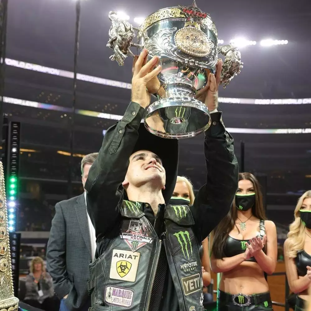 Peão de Ribas do Rio Pardo vence o Campeonato Mundial de Rodeio da PBR –  FUNDESPORTE