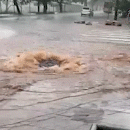 Com chuvas, bueiro transborda e alaga rua no Centro