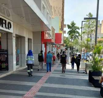 A pedido do com&eacute;rcio, Semadur retira ambulantes das cal&ccedil;adas 