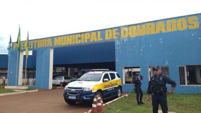 B&ecirc;bado, homem &eacute; preso urinando em frente &agrave; sede da prefeitura
