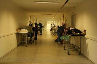 Pacientes deitados em macas em corredor de hospital na Capital (Foto: Ilustrativa/Kisie Ainoã)