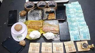 Foram apreendidas drogas, R$ 21 mil, além de balança e fitas (Foto: Divulgação/Polícia Civil)
