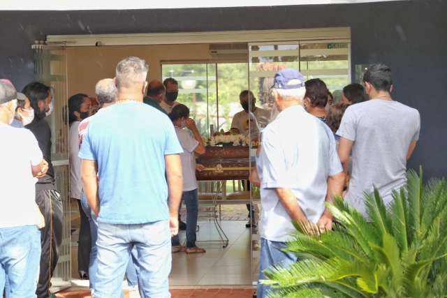 Chargista &eacute; sepultado uma semana depois de corpo ser descoberto em malas