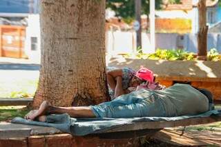 Pessoas descansam em praça pública na Capital (Foto: Marcos Maluf)