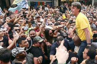Adélio Bispo (no círculo), momentos antes de atacar Jair Bolsonaro (Foto: Fábio Motta/Estadão)