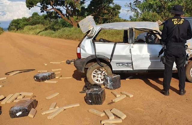 Traficantes capotam e abandonam carro com meia tonelada de maconha