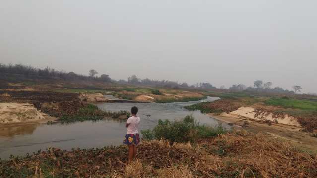 &Aacute;gua de cinzas e falta de comida s&atilde;o efeitos do fogo aos ribeirinhos do Pantanal