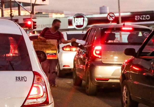 Com beb&ecirc; no colo, fam&iacute;lia de venezuelanos peregrina no tr&acirc;nsito em Campo Grande