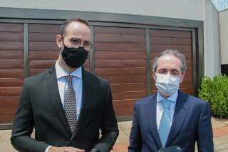 Advogados Tiago Bunning e Gustavo Passarelli deixando endereço de Jamilson Name após buscas (Foto: Marcos Maluf)