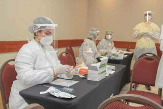 Agentes de saúde durante testagens da covid-19, em Campo Grande. (Foto: Marcos Maluf)