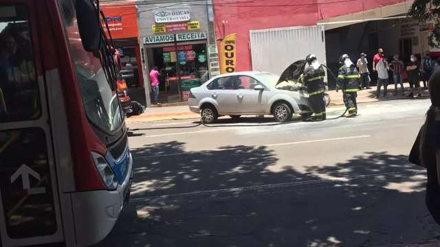 Motorista estaciona e carro pega fogo no Centro da Capital