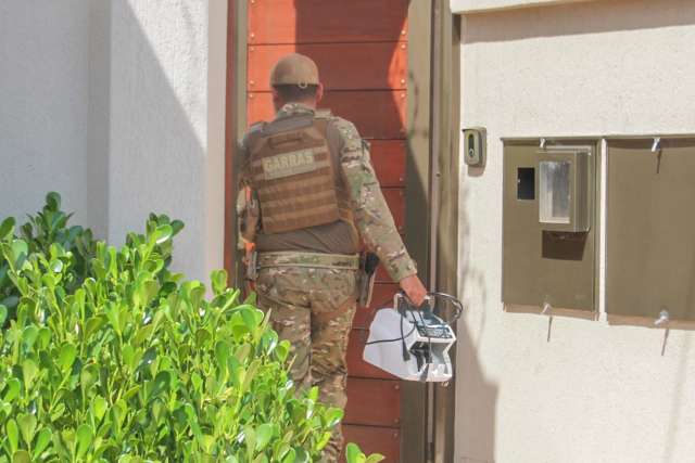 Policial do Garras chega com contador de dinheiro na casa de Jamilson Name