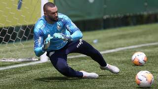 Goleiro Weverton treina na Academia de Futebol (Foto: Cesar Greco/Palmeiras)