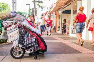 Com o "rapa" da prefeitura nas ruas, ambulantes apelam para "telefone sem fio" Com o "rapa" da prefeitura nas ruas, ambulantes apelam para "telefone sem fio"